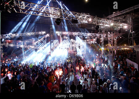 Mehrere zehntausend Besucher besuchen den Start des Techno-Festivals "Nature One" am ehemaligen US-Raketenbasis Pydna in Kastellaun, Deutschland, 4. August 2012. Die Organisatoren erwarten rund 55.000 Techno-Fans bis Sonntag. Mehr als 300 werden DJs auf. Foto: Thomas Frey Stockfoto