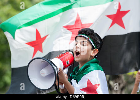 Syrer demonstrieren gegen das Assad-Regime in Syrien in Berlin, Deutschland, gedachte 4. August 2012 sie auch die Opfer des Bürgerkriegs in Syrien. Foto: MAURIZIO GAMBARINI Stockfoto