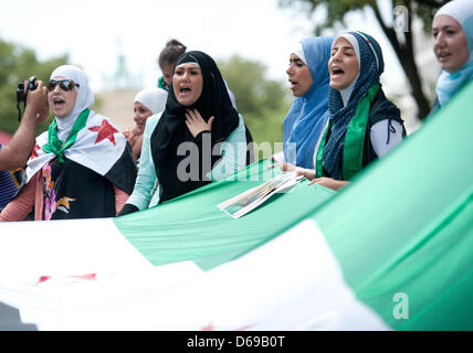 Syrer demonstrieren gegen das Assad-Regime in Syrien in Berlin, Deutschland, gedachte 4. August 2012 sie auch die Opfer des Bürgerkriegs in Syrien. Foto: MAURIZIO GAMBARINI Stockfoto