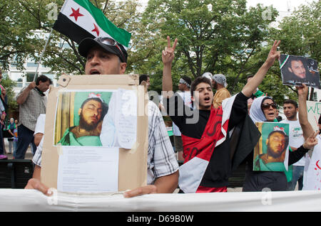 Syrer demonstrieren gegen das Assad-Regime in Syrien in Berlin, Deutschland, gedachte 4. August 2012 sie auch die Opfer des Bürgerkriegs in Syrien. Foto: MAURIZIO GAMBARINI Stockfoto