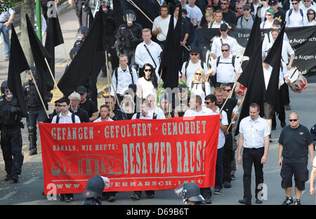 Mehrere hundert Neonazis tragen Fahnen und Flaggen während einer sogenannten "März of Mourning" in Bad Nenndorf, Deutschland, 4. August 2012. Rund 2.500 Menschen wurden erwartet, um eine Gegendemonstration teilnehmen. Foto: Holger Hollemann Stockfoto