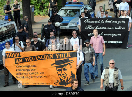 Mehrere hundert Neonazis tragen Fahnen und Flaggen während einer sogenannten "März of Mourning" in Bad Nenndorf, Deutschland, 4. August 2012. Rund 2.500 Menschen wurden erwartet, um eine Gegendemonstration teilnehmen. Foto: Holger Hollemann Stockfoto