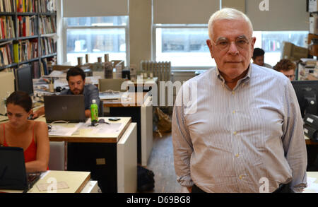 Architekt Peter Eisenman posiert für ein Foto in seinem Büro in Manhattan, New York, USA, 18. Juli 2012. Der Designer des Denkmals für die ermordeten Juden Europas in Berlin feiert seinen 80. Geburtstag am 11. August 2012. Foto: Chris Melzer Stockfoto