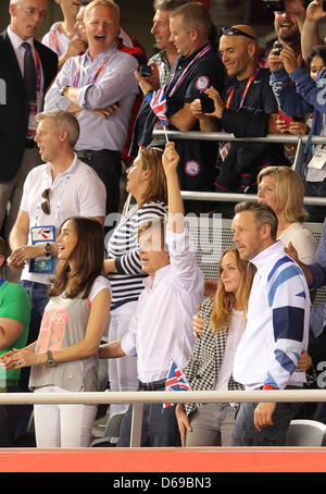 Sir Paul McCartney (2ndL), seine Frau Nancy Shevell (L), seine Tochter, Mode-Designerin Stella McCartney (2ndR) und ihr Ehemann Alasdhair Willis (R), besuchen das Radsport-Event in der Veldorome während der London 2012 Olympische Spiele, London, Großbritannien, 4. August 2012. Foto: Christian Charisius dpa Stockfoto