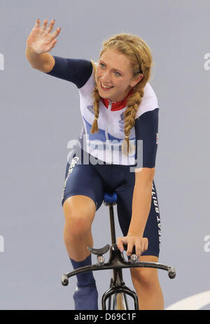 Britische Frauen streben nach Team-Mitglied Laura Trott feiert nach dem Gewinn der Frauen Team Streben nach Finale in London 2012 Olympische Spiele Track Cycling Wettbewerb, London, Großbritannien, 4. August 2012. Foto: Christian Charisius dpa Stockfoto