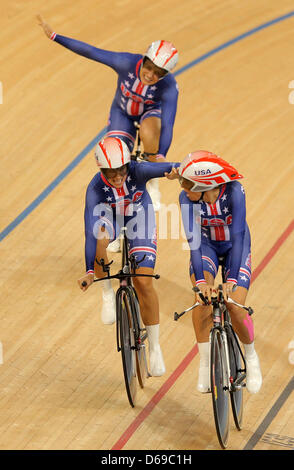 Damenmannschaft Streben nach der Vereinigten Staaten Sarah Hammer, Dotsie Bauch und Jenie Reed feiert nach dem Gewinn der Frauen Team Streben nach Halbfinale bei der London 2012 Olympische Spiele Track Cycling Wettbewerb, London, Großbritannien, 4. August 2012. Foto: Christian Charisius dpa Stockfoto