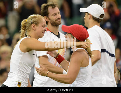 Sabine Lisicki (L) und Christopher Kas in Deutschland gratulieren Lisa Raymond und Mike Bryan nach dem Mixed-Doppel Bronze Medal Match gegen Raymond/Bryan der USA während der Olympischen Spiele 2012 in London-Tennis-Turnier in Wimbledon, London, Vereinigtes Königreich, 5. August 2012. Foto: Peter Kneffel Dpa +++(c) Dpa - Bildfunk +++ Stockfoto