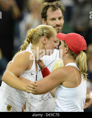 Sabine Lisicki (L) und Christopher Kas in Deutschland gratulieren Lisa Raymond und Mike Bryan nach dem Mixed-Doppel Bronze Medal Match gegen Raymond/Bryan der USA während der Olympischen Spiele 2012 in London-Tennis-Turnier in Wimbledon, London, Vereinigtes Königreich, 5. August 2012. Foto: Peter Kneffel Dpa +++(c) Dpa - Bildfunk +++ Stockfoto