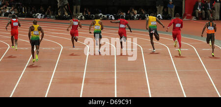 Richard Thompson aus Trinidad und Tobago (L-R), Asafa Powell von Jamaika, Tyson Gay der Vereinigten Staaten, Yohan Blake von Jamaika, Justin Gatlin der Vereinigten Staaten, Usain Bolt aus Jamaika, Ryan Bailey von den Vereinigten Staaten, Churandy Martina der Niederlande sind die Ziellinie im 100m Finale der Männer während der London 2012 Olympische Spiele Leichtathletik, Leichtathletik-Veranstaltungen an Stockfoto