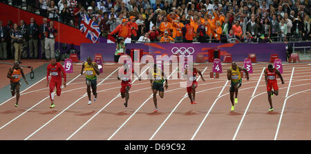 Richard Thompson aus Trinidad und Tobago (R-L), Asafa Powell von Jamaika, Tyson Gay der Vereinigten Staaten, Yohan Blake von Jamaika, Justin Gatlin der Vereinigten Staaten, Usain Bolt aus Jamaika, Ryan Bailey von den Vereinigten Staaten, Churandy Martina der Niederlande sind die Ziellinie im 100m Finale der Männer während der London 2012 Olympische Spiele Leichtathletik, Leichtathletik-Veranstaltungen an Stockfoto