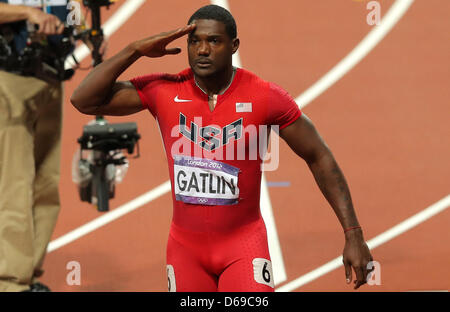 Justin Gatlin von den Vereinigten Staaten salutiert vor die Männer 100m Finale während der London 2012 Olympische Spiele Leichtathletik, Leichtathletik-Veranstaltungen im Olympiastadion, London, Vereinigtes Königreich, 5. August 2012. Foto: Christian Charisius Dpa +++(c) Dpa - Bildfunk +++ Stockfoto