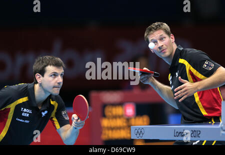 Timo Boll (L) und Bastian Steger in Aktion während des Spiels gegen Zhang und Wang aus China im Halbfinale der Männer Team der Tischtennis-Veranstaltung in ExCeL Arena auf die 2012 Olympischen Spiele in London, London, Vereinigtes Königreich, 6. August 2012 Deutschlands. Foto: Christian Charisius Dpa +++(c) Dpa - Bildfunk +++ Stockfoto