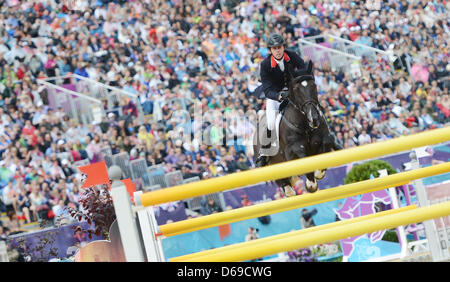 Ben Maher der Großbritannien-Fahrten, die "Tripple X" in der London 2012 Olympische Spiele Jumping Wettbewerb im Greenwich Park in London, Großbritannien, 5. August 2012 konkurriert. Foto: Jochen Luebke dpa Stockfoto