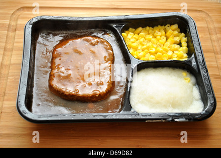 Salisbury Steak TV-Dinner mit Mais und Kartoffeln Stockfoto