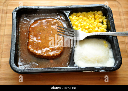 Salisbury Steak TV-Dinner mit einer Gabel Stockfoto