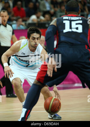 Facundo Campazzo von Argentinien (L) kämpft um den Ball mit Carmelo Anthony der Vereinigten Staaten bei der London 2012 Olympische Spiele Basketball Competition in London, Großbritannien, 6. August 2012. Foto: Friso Gentsch Dpa +++(c) Dpa - Bildfunk +++ Stockfoto