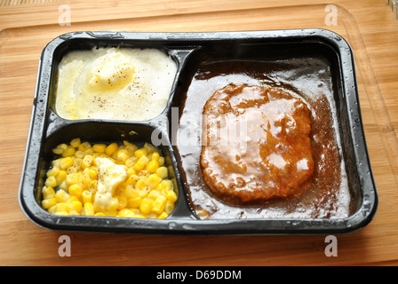 Salisbury Steak TV-Dinner mit zusätzlichen Butter Stockfoto