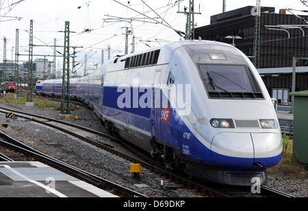 Der Doppelstock-TGV Euroduplex kommt am Hauptbahnhof für Funktionsprüfungen in Stuttgart, Deutschland, 7. August 2012. Die französischen Hochgeschwindigkeitszüge werden auf der Linie Paris-Straßburg-Stuttgart-München ab Dezember 2012 in Betrieb gehen. Foto: BERND WEISSBROD Stockfoto