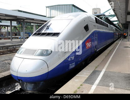 Der Doppelstock-TGV Euroduplex kommt am Hauptbahnhof für Funktionsprüfungen in Stuttgart, Deutschland, 7. August 2012. Die französischen Hochgeschwindigkeitszüge werden auf der Linie Paris-Straßburg-Stuttgart-München ab Dezember 2012 in Betrieb gehen. Foto: BERND WEISSBROD Stockfoto