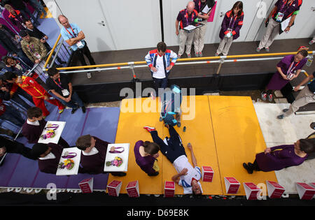 Bronzemedaillengewinner Jonathan Brownlee (C unten) und Goldmedaillengewinner Alistair Brownlee (C oben) von Großbritannien im Zielgelände nach den Herren Triathlon während der London 2012 Olympische Spiele in London, Großbritannien, 7. August 2012. Foto: Christian Charisius Dpa +++(c) Dpa - Bildfunk +++ Stockfoto