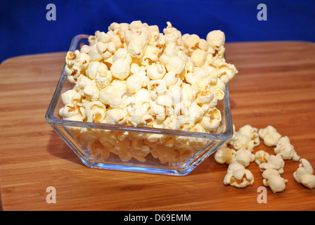 Schüssel Popcorn mit ein paar Stücke auf der Seite Stockfoto
