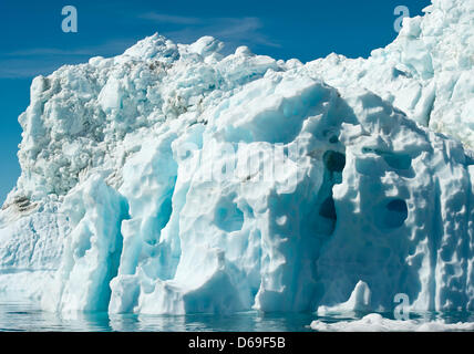 Ansicht von Eisbergen im Sermilik Fjord in der Nähe von Tiniteqilaaq auf Grönland, Dänemark, 17. Juli 2012. Foto: Patrick Pleul Stockfoto