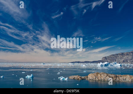 Ansicht von Eisbergen im Sermilik Fjord in der Nähe von Tiniteqilaaq auf Grönland, Dänemark, 17. Juli 2012. Foto: Patrick Pleul Stockfoto