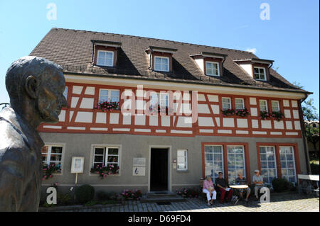 Eine Gestalt des deutschen Schriftstellers Hermann Hesse steht vor Og das Hermann-Hesse-Hoeri-Museum am Bodensee in Gaienhofen, Deutschland, 8. August 2012. Es ist die erste Residenz der Familie Hesse. Sie mietete das Haus von 1904 bis 1907 bei das eigene Haus gebaut. Es ist der 50. Jahrestag des Landes Hessen am 9. August 2012. Foto: PATRICK SEEGER Stockfoto