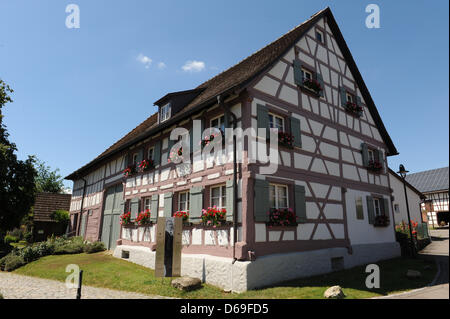 Das Hermann-Hesse-Hoeri-Museum ist am Bodensee in Gaienhofen, Deutschland, 8. August 2012 abgebildet. Es ist die erste Residenz der Familie Hesse. Sie mietete das Haus von 1904 bis 1907 bei das eigene Haus gebaut. Es ist der 50. Jahrestag des Landes Hessen am 9. August 2012. Foto: PATRICK SEEGER Stockfoto