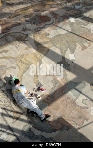 Wiederherstellen die römischen Mosaike in der Villa Romana, Sizilien, Italien. Stockfoto