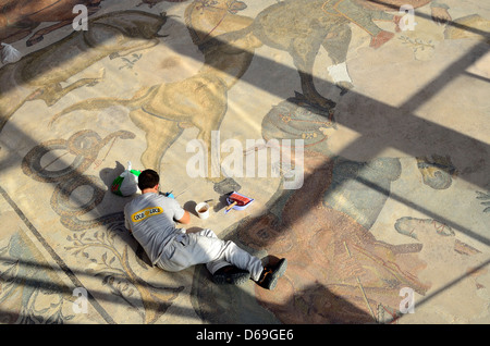 Wiederherstellen die römischen Mosaike in der Villa Romana, Sizilien, Italien. Stockfoto