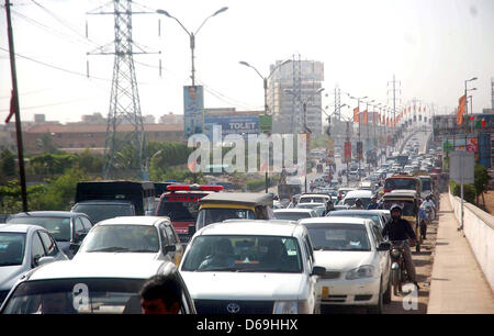 Eine große Anzahl von Fahrzeugen stecken im Stau wegen Bauarbeiten Baloch Kolonie Straßenüberführung in Karachi auf Montag, 15. April 2013. Stockfoto