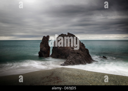 Felsen am Strand von Monterosso, Cinque Terre, Ligurien, Italien Stockfoto