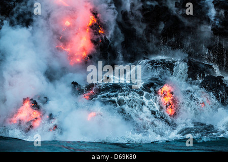 Lava fließt ins Wasser Stockfoto