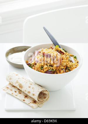 Schüssel mit Safran und Cous Cous Salat Stockfoto