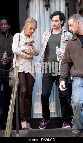 Blake Lively, Penn Badgley Stars am Set von "Gossip Girl" Dreharbeiten an Originalschauplätzen in Manhattan New York City, USA - Stockfoto