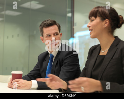 Business-Leute reden in treffen Stockfoto