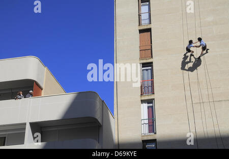 Montpellier, Languedoc Roussillon, Frankreich, 14. April 2013. Temporäre Kunst Zone (ZAT), organisiert von der Gemeinde der Stadt im Bezirk La Mosson-Paillade. Das Publikum kam, viele Shows und Events zu besuchen. Stockfoto