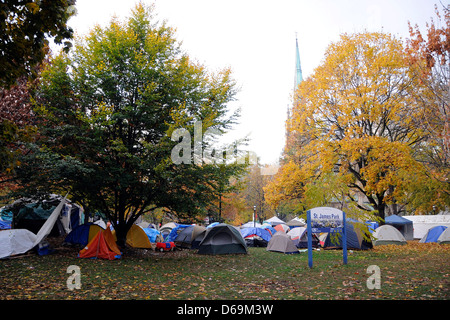 Atmosphäre Occupy Toronto Tag 25 in St James Park, in einer Zeltstadt Toronto, Kanada - 09.11.11 umgewandelt wurde Stockfoto