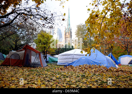 Atmosphäre Occupy Toronto Tag 25 in St. James Park, in einer Zeltstadt Toronto, Kanada - 09.11.11 umgewandelt wurde Stockfoto