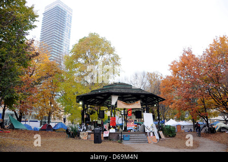 Atmosphäre Occupy Toronto Tag 25 in St. James Park, in einer Zeltstadt Toronto, Kanada - 09.11.11 umgewandelt wurde Stockfoto