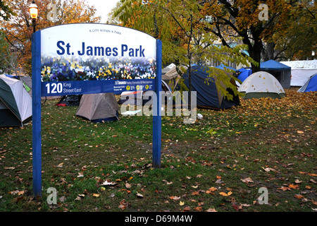 Atmosphäre Occupy Toronto Tag 25 in St. James Park, in einer Zeltstadt Toronto, Kanada - 09.11.11 umgewandelt wurde Stockfoto