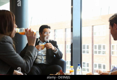 Business-Leute-Essen im Büro Stockfoto