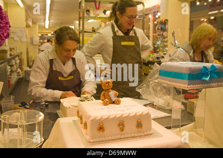 UK-Frauen in der Konditorei Herstellung dekoriert Kuchen für besondere Anlässe Stockfoto
