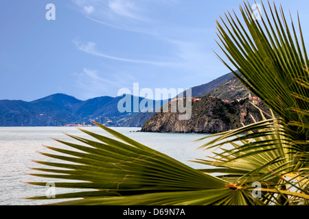 Blick auf Montorosso und Corniglia aus Montorola, Cinque Terre, Ligurien, Italien Stockfoto