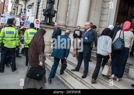 London, UK. 15. April 2013. Anti-Schiefer richtet Gas Protest sich einen Besuch des algerischen Energieministers, Youcef Yousfi. Seine Regierung hat ein Gesetz um die Ausbeutung von Schiefergas durch Fracking zu ermöglichen. Die Algerier in den Protest glauben, dass dieser Schritt "undemokratisch" und "haben schwerwiegende Folgen für die lokale Umwelt". Der Minister kommt und "Wellenlinien" höflich aber hört nicht auf die Demonstranten zu sprechen.  HSBC Private Bank, St. James, London, UK 15. April 2013. Bildnachweis: Guy Bell/Alamy Live-Nachrichten Stockfoto