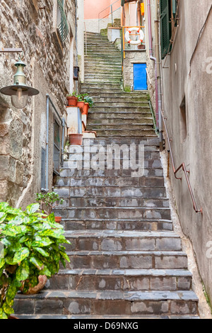 schmale Gassen und steile Treppen in Manarola, Ligurien, Cinque Terre, Italien Stockfoto