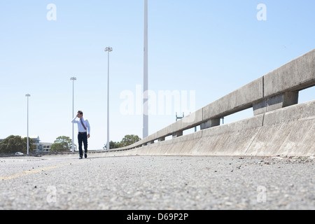 Geschäftsmann am Handy auf Stadtstraße Stockfoto