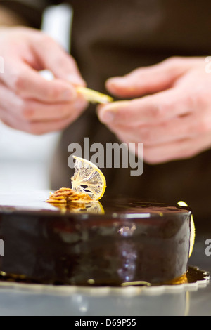 Baker, Dekoration Kuchen in Küche Stockfoto