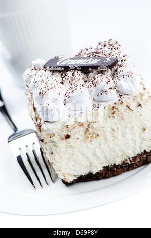 Tiramisu-Kuchen auf weiße Untertasse Stockfoto